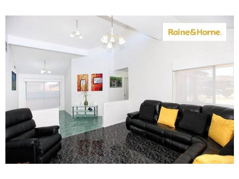 4 McConnell Cres, Roxburgh Park VIC 3064