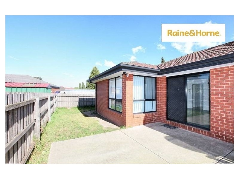 4 McConnell Cres, Roxburgh Park VIC 3064