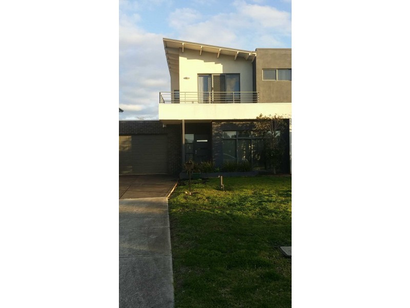 8 Wintersun court, Roxburgh Park VIC 3064