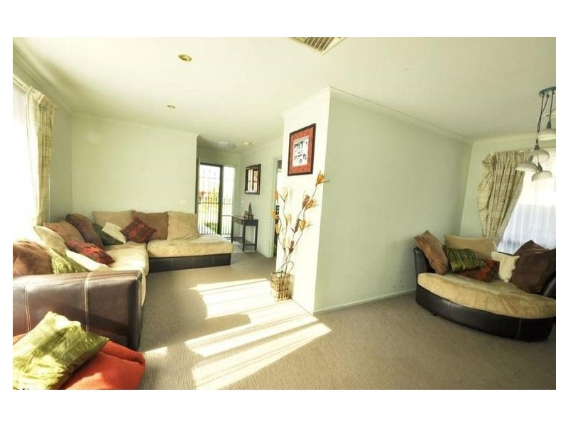 15 Thompson Crescent, Roxburgh Park VIC 3064