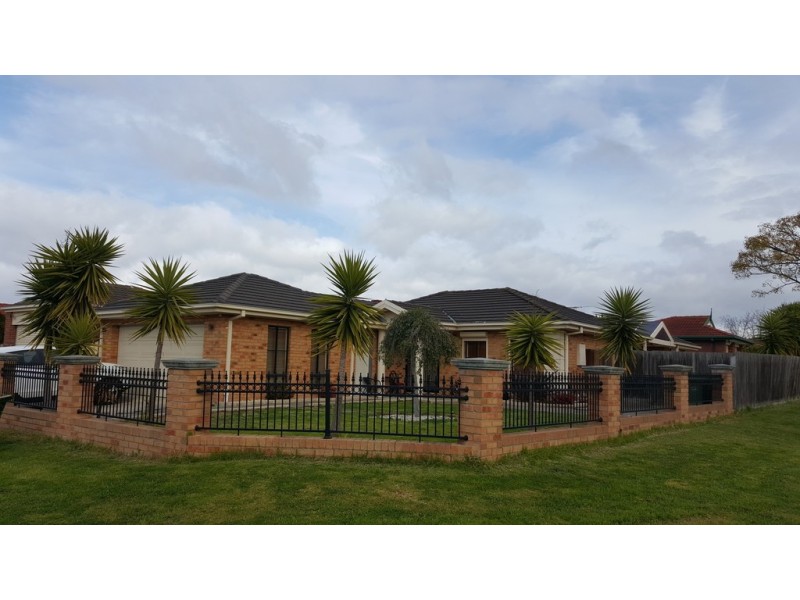 39 Delphinius Crescent, Roxburgh Park VIC 3064