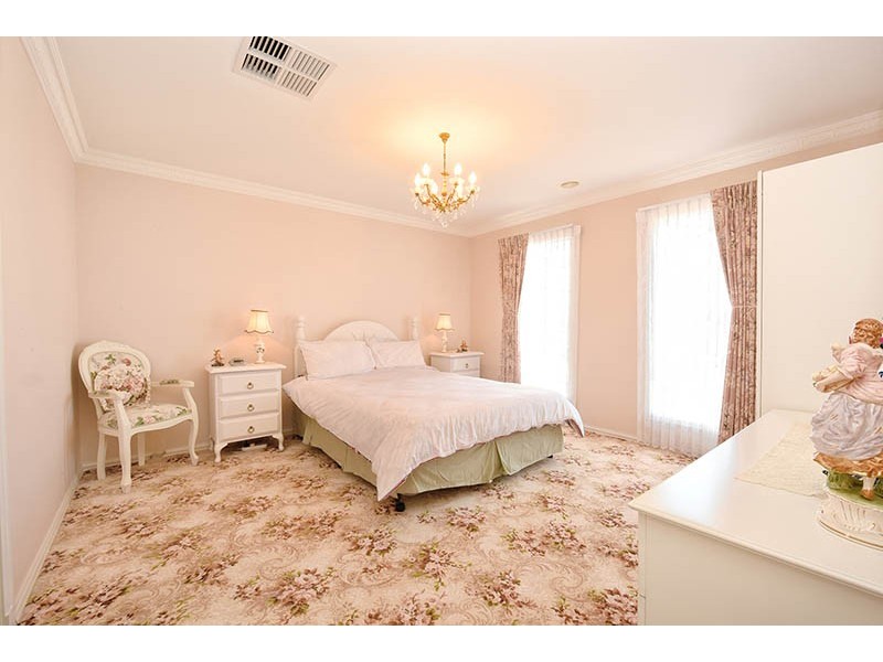 7 Delphinius Crescent, Roxburgh Park VIC 3064