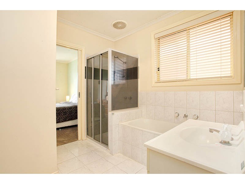 9 Armstrong Court, Roxburgh Park VIC 3064