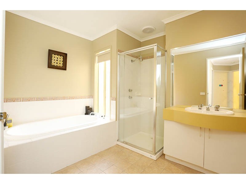 13 Morgan Court, Roxburgh Park VIC 3064