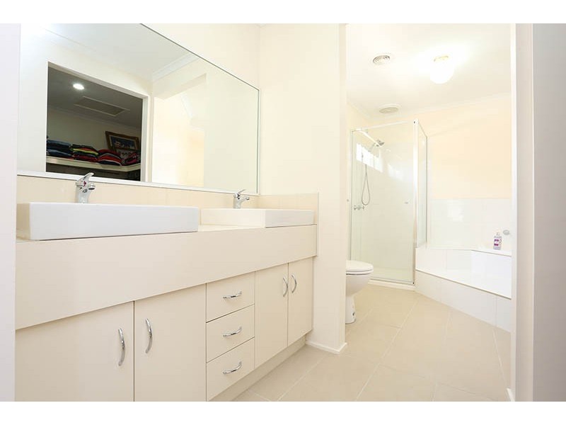 126 Mcpherson Boulevard, Roxburgh Park VIC 3064