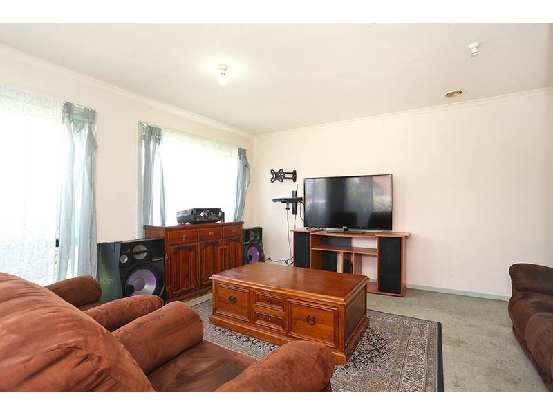 16 Mackellar Drive, Roxburgh Park VIC 3064