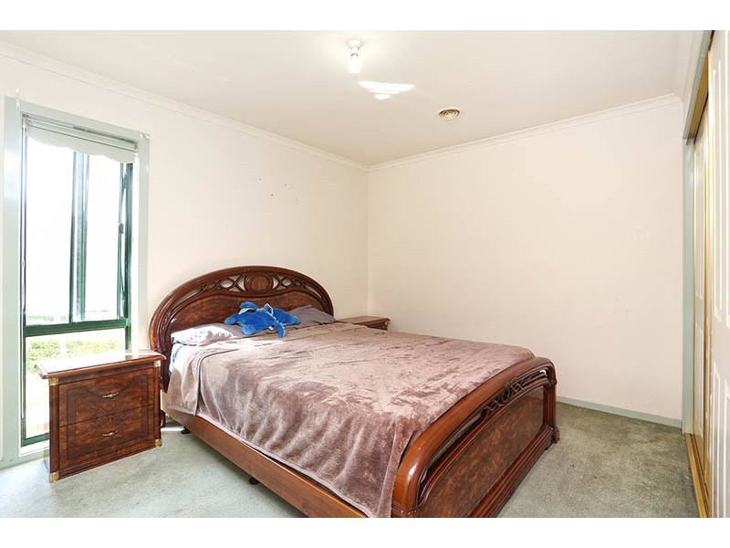 16 Mackellar Drive, Roxburgh Park VIC 3064