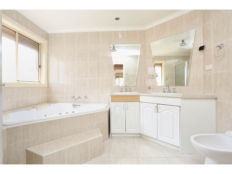 108 Mcpherson Blvd, Roxburgh Park VIC 3064