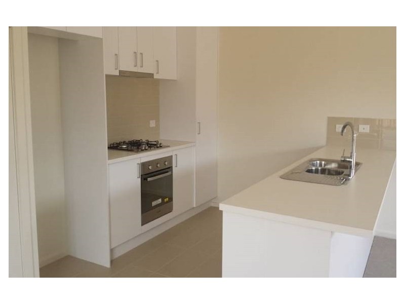 32 Sahi Cres, Roxburgh Park VIC 3064