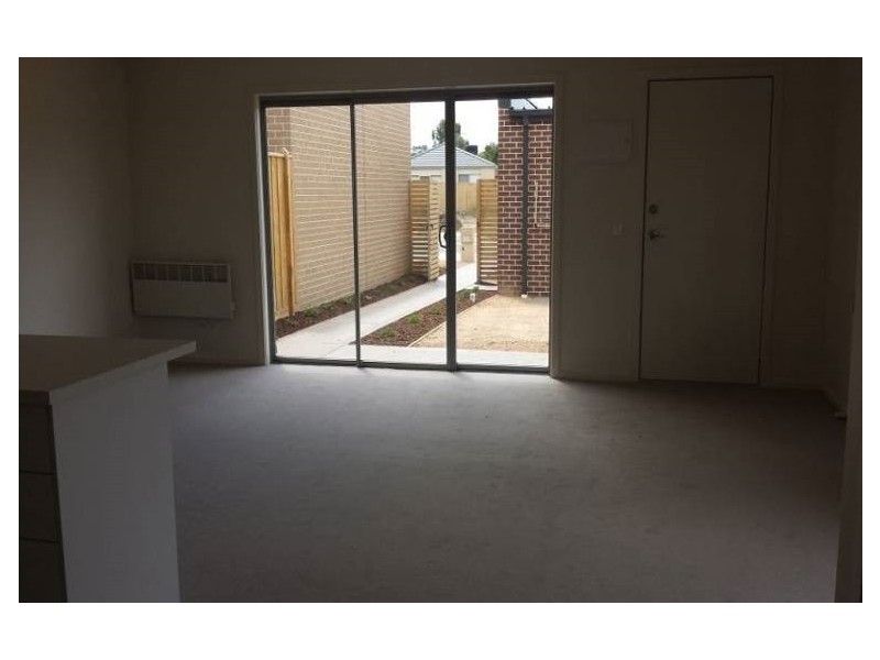 32 Sahi Cres, Roxburgh Park VIC 3064