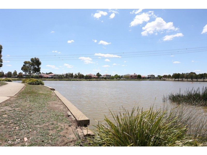 14 Aquila Grove, Roxburgh Park VIC 3064