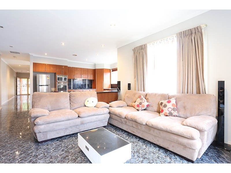 18 Watersedge Way, Roxburgh Park VIC 3064