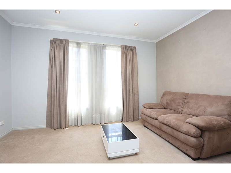 18 Watersedge Way, Roxburgh Park VIC 3064