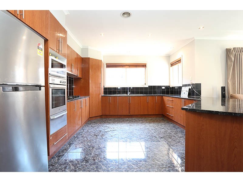 18 Watersedge Way, Roxburgh Park VIC 3064