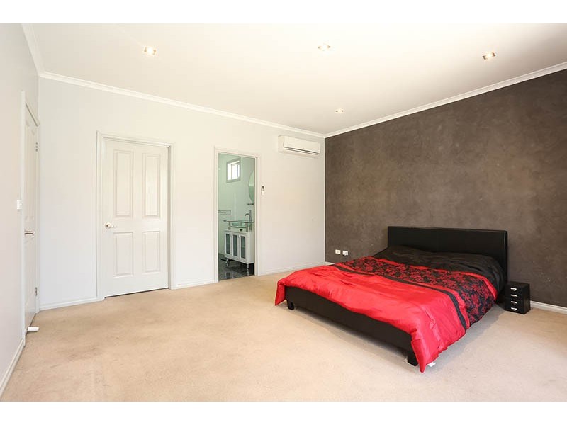 18 Watersedge Way, Roxburgh Park VIC 3064