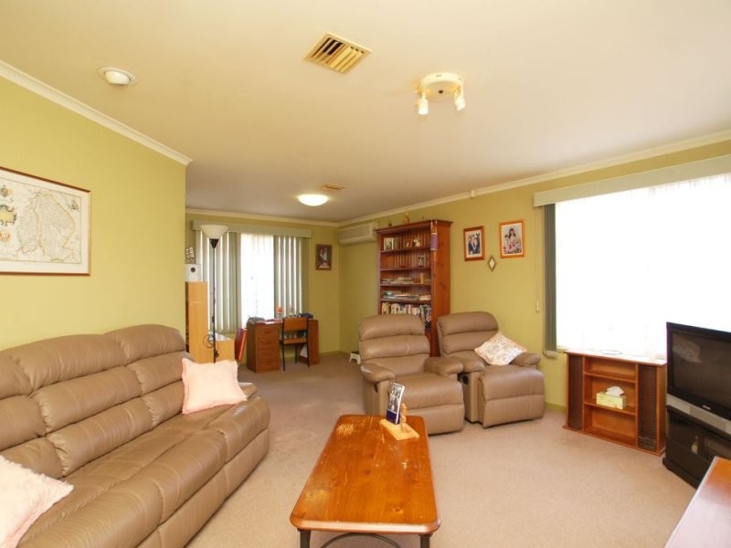 13 Molineux Way, Roxburgh Park VIC 3064