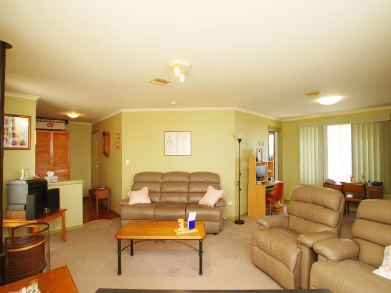 13 Molineux Way, Roxburgh Park VIC 3064