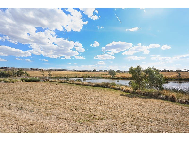 33 Mallard Circuit, Craigieburn VIC 3064