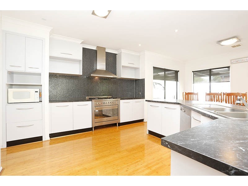 63 Lockwood Drive, Roxburgh Park VIC 3064