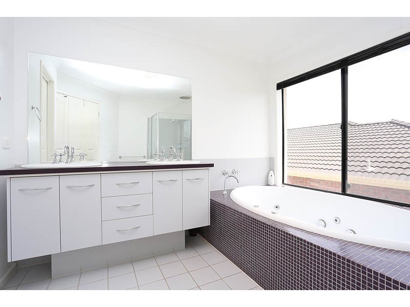 63 Lockwood Drive, Roxburgh Park VIC 3064