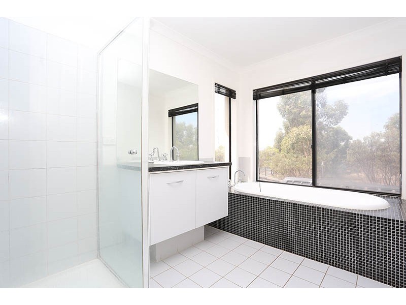 63 Lockwood Drive, Roxburgh Park VIC 3064