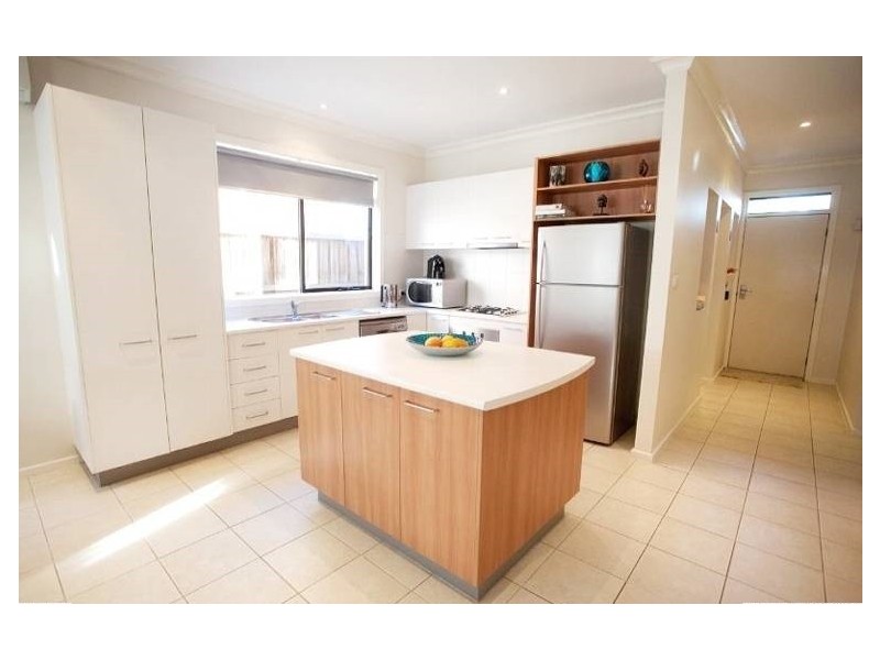 91 Ravenhill Blvd, Roxburgh Park VIC 3064