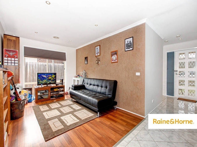 5 Bonney Place, Roxburgh Park VIC 3064