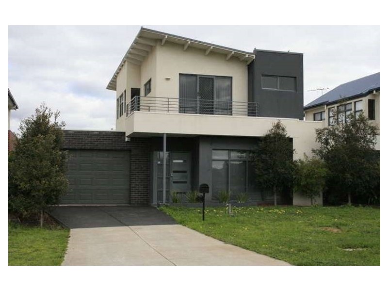 8 Wintersun Crt, Roxburgh Park VIC 3064