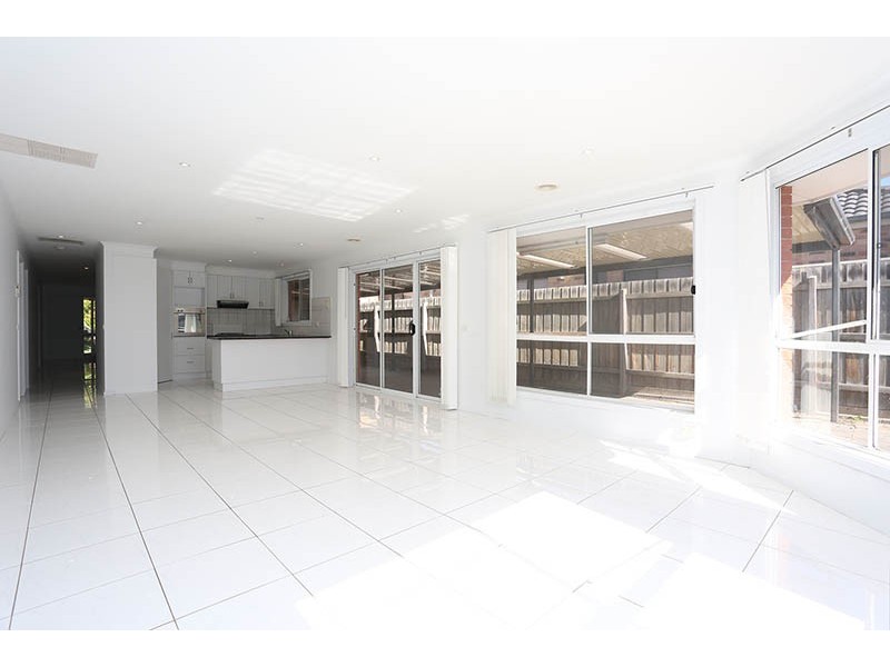 31 Mckeown Crescent, Roxburgh Park VIC 3064