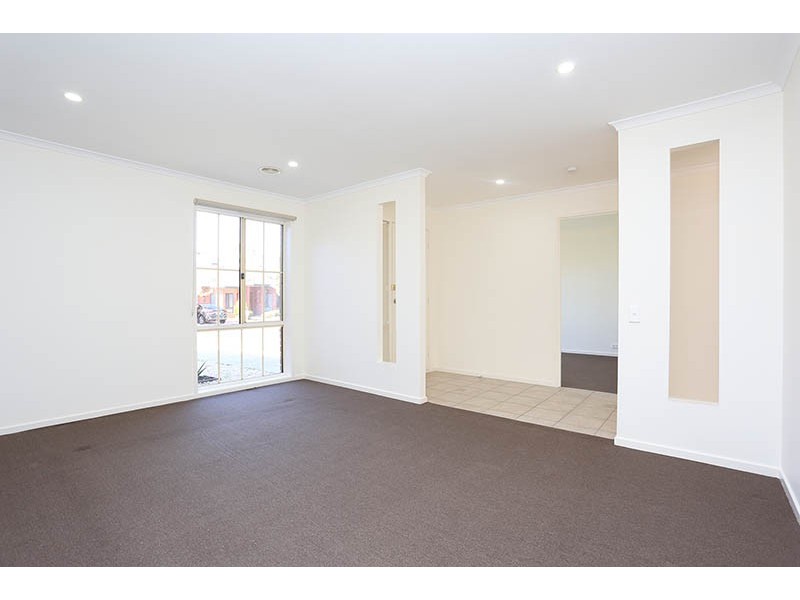 5 Hawker Avenue, Roxburgh Park VIC 3064