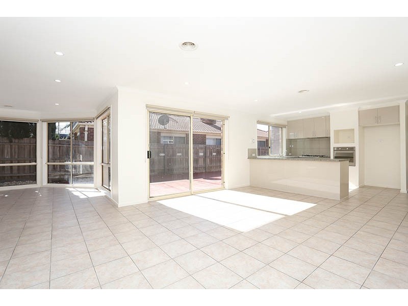 5 Hawker Avenue, Roxburgh Park VIC 3064