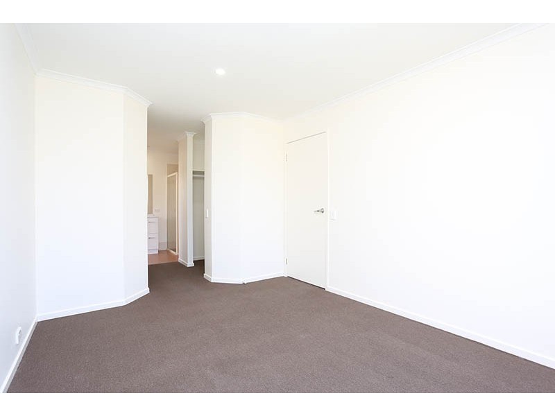 5 Hawker Avenue, Roxburgh Park VIC 3064