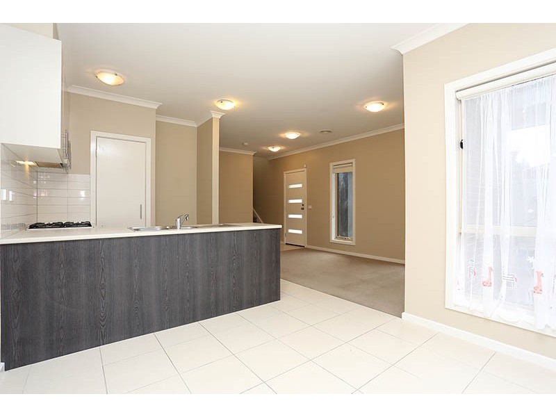 6 Wyndcliffe Way, Roxburgh Park VIC 3064