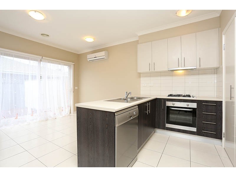 6 Wyndcliffe Way, Roxburgh Park VIC 3064