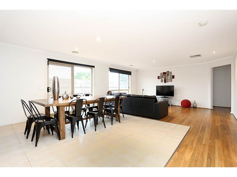 10 Ferntree Walk, Roxburgh Park VIC 3064