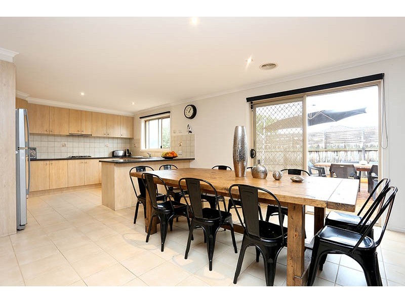 10 Ferntree Walk, Roxburgh Park VIC 3064