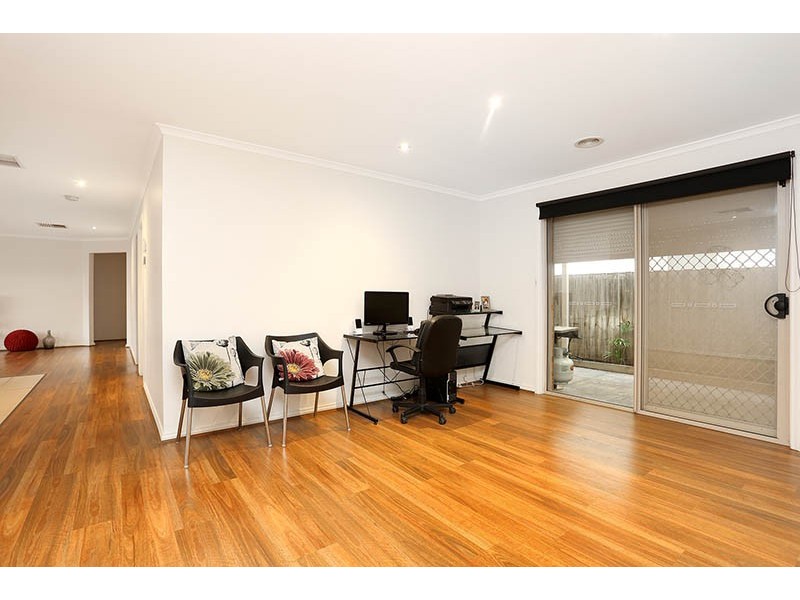 10 Ferntree Walk, Roxburgh Park VIC 3064