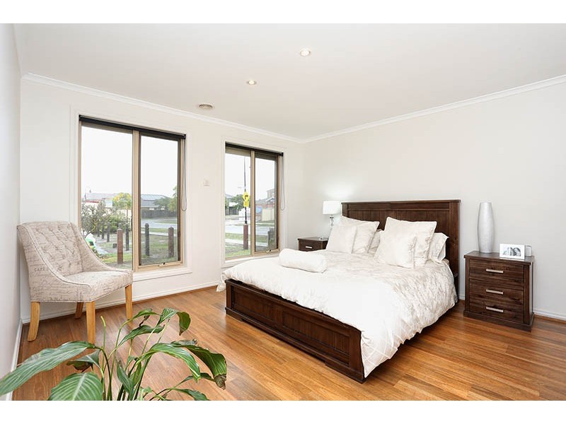 10 Ferntree Walk, Roxburgh Park VIC 3064
