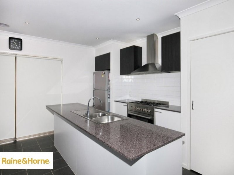 8 Faith Rd, Craigieburn VIC 3064