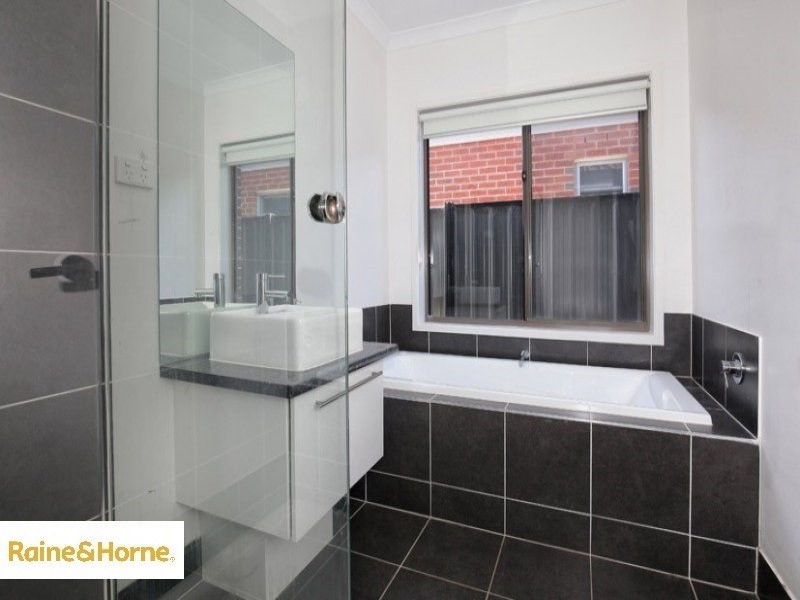 8 Faith Rd, Craigieburn VIC 3064