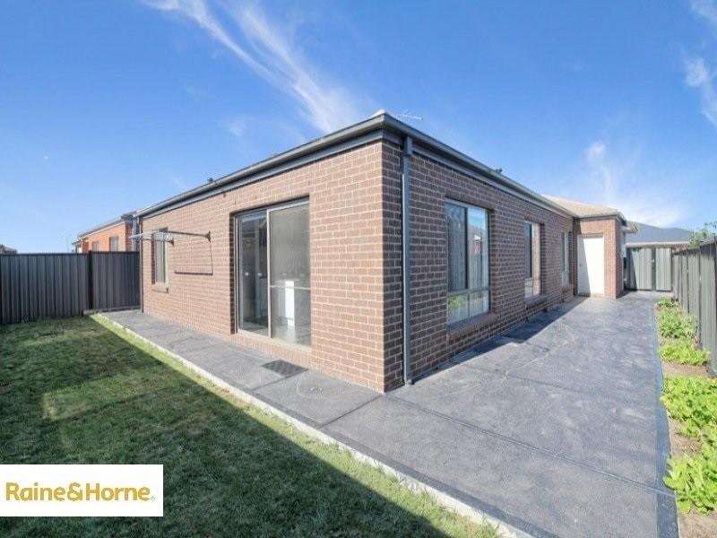 8 Faith Rd, Craigieburn VIC 3064