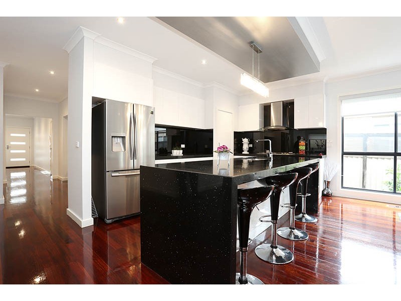 6 Watersedge Way, Roxburgh Park VIC 3064