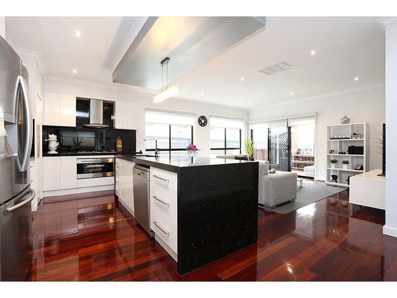 6 Watersedge Way, Roxburgh Park VIC 3064