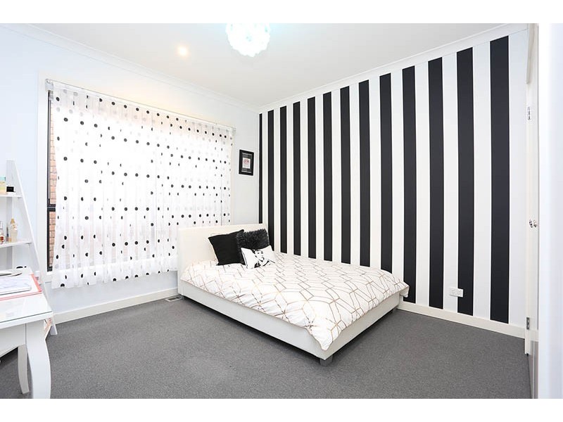 6 Watersedge Way, Roxburgh Park VIC 3064