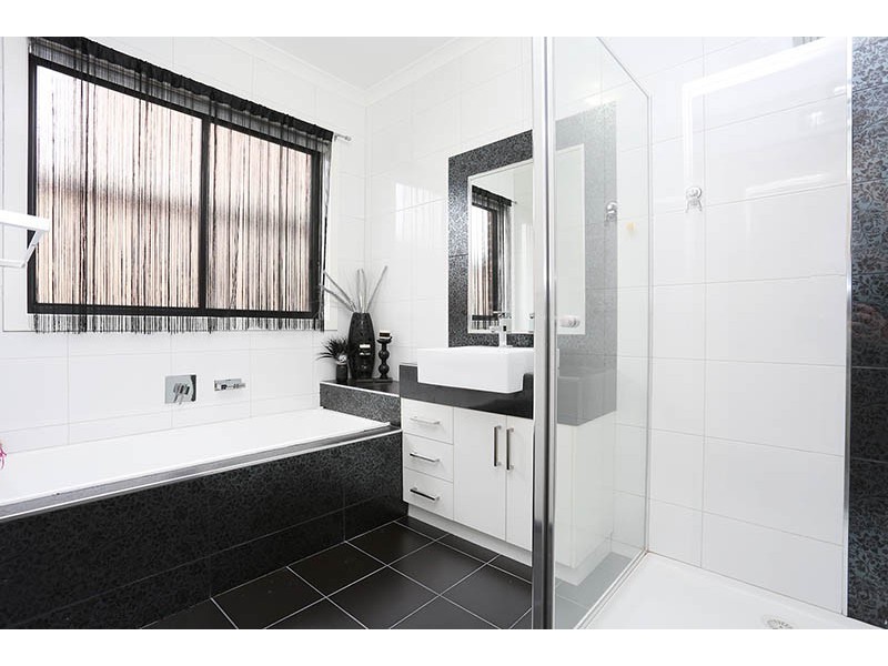 6 Watersedge Way, Roxburgh Park VIC 3064