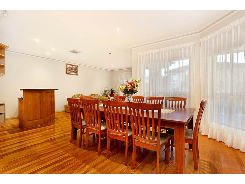 33 Douglas Mawson Drive, Roxburgh Park VIC 3064