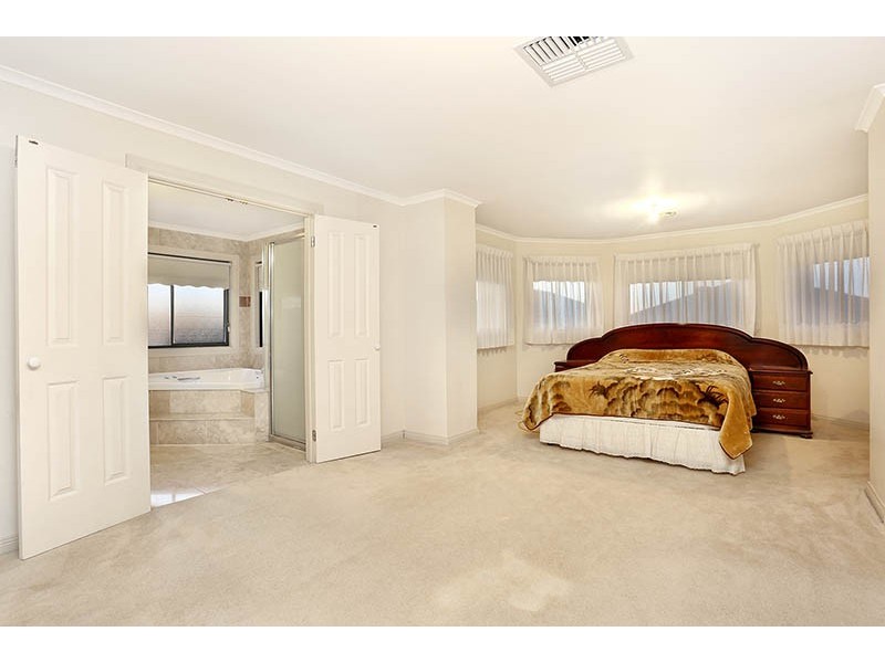 33 Douglas Mawson Drive, Roxburgh Park VIC 3064