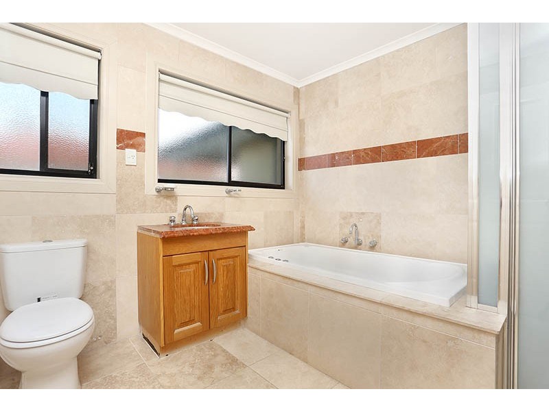 33 Douglas Mawson Drive, Roxburgh Park VIC 3064