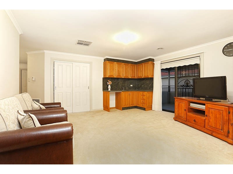 33 Douglas Mawson Drive, Roxburgh Park VIC 3064