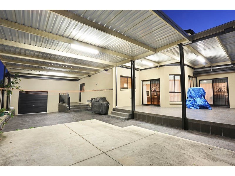 33 Douglas Mawson Drive, Roxburgh Park VIC 3064